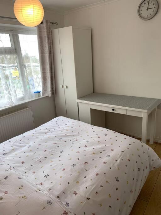 Beaconsfield 4 Bedroom House In Quiet And A Very Pleasant Area, Near London Luton Airport With Free Parking, Fast Wifi, Smart Tv Zewnętrze zdjęcie