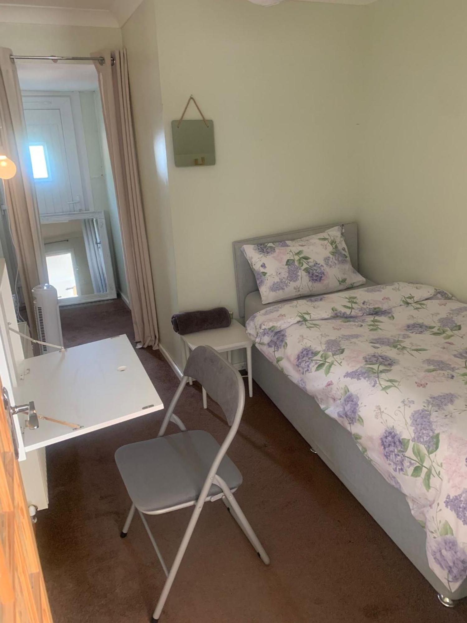 Beaconsfield 4 Bedroom House In Quiet And A Very Pleasant Area, Near London Luton Airport With Free Parking, Fast Wifi, Smart Tv Zewnętrze zdjęcie